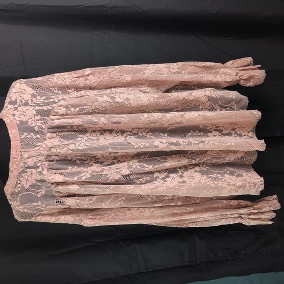 Gimmick Lace Top. - Picture 7 of 10